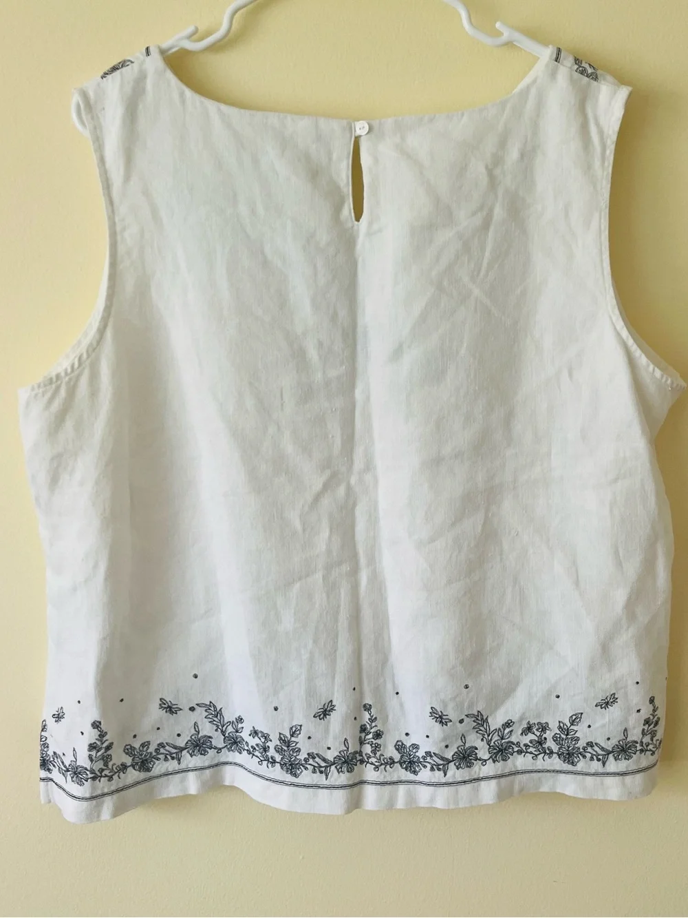 Maggie linen floral sleeveless top 1X white black - Picture 2 of 3